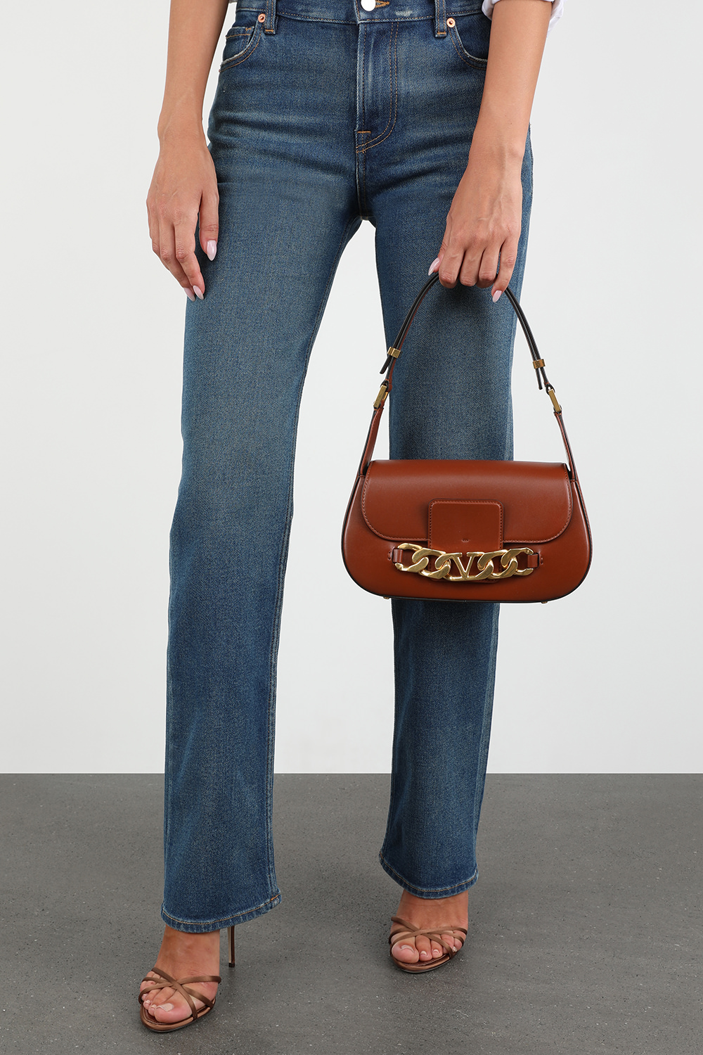 תמונת כל הלוק של תיק כתף מעור עם אבזם מונוגרמי